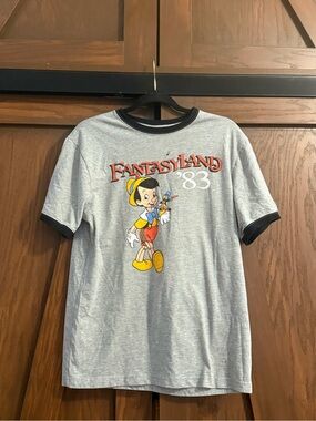 🎪 Disney Parks Fantasyland ‘83 Pinocchio Jiminy Cricket Grey Ringer Sz M EUC —